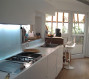 Cucina con top in solid e fondale in vetroretrolaccato  illuminato a led